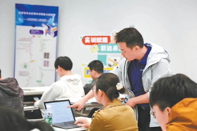 培训老师指导学生优化简历。