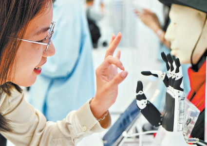 仿生机器人可以模仿人的表情和动作。