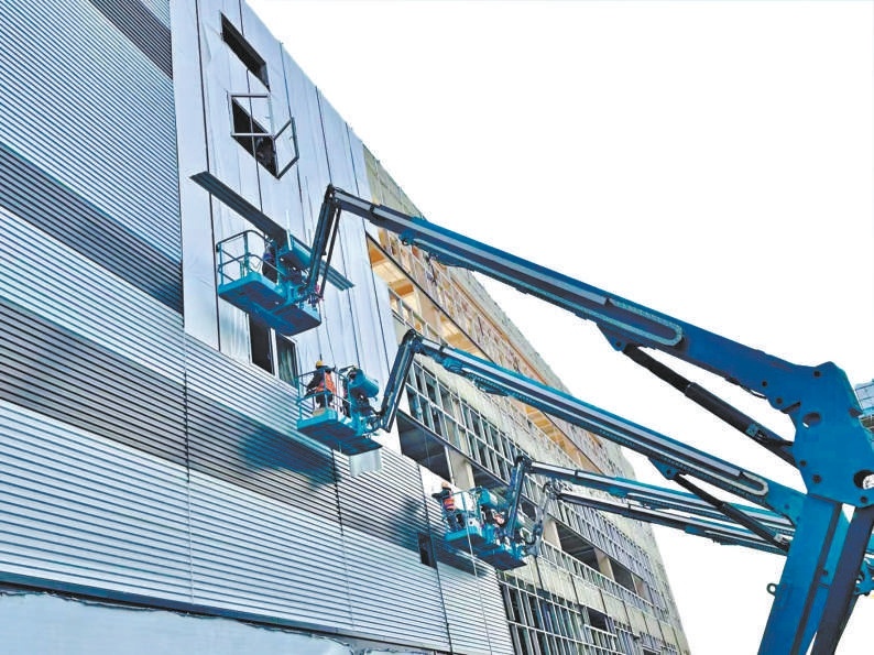 工人正在京津冀智能网联新能源汽车科技生态港顺义园加紧施工。