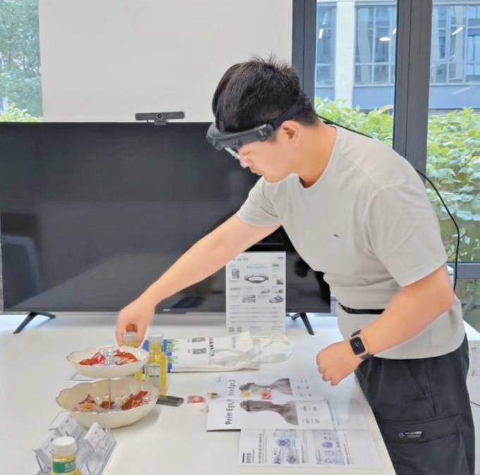 基元智航工作人员演示数据采集。